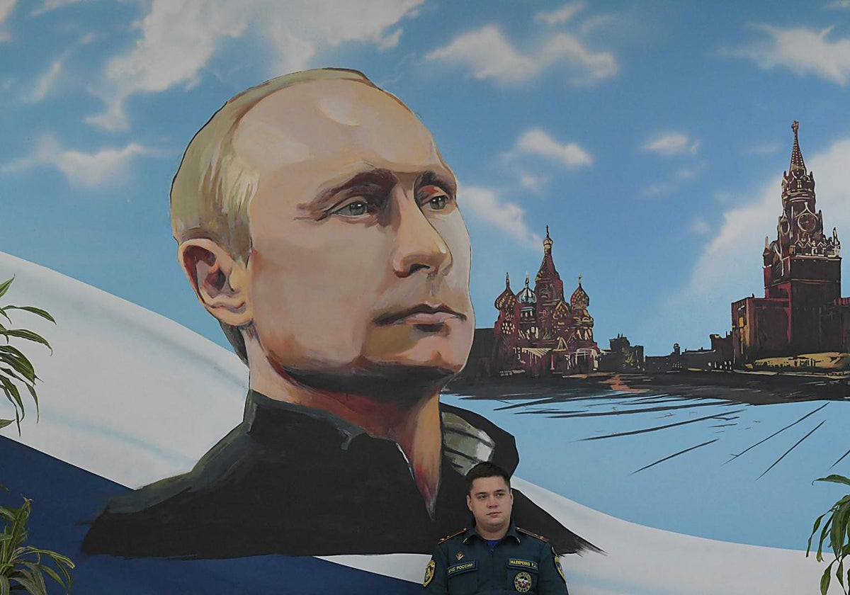 Un mural con la efigie de Putin en un colegio electoral de Donetsk.