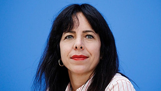 Elif Eralp, la jurista que iba con sus padres a las manifestaciones y quiere 'socializar' las viviendas de Berlín