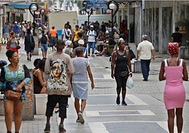 Cubanos paseando por una calle de La Habana.
