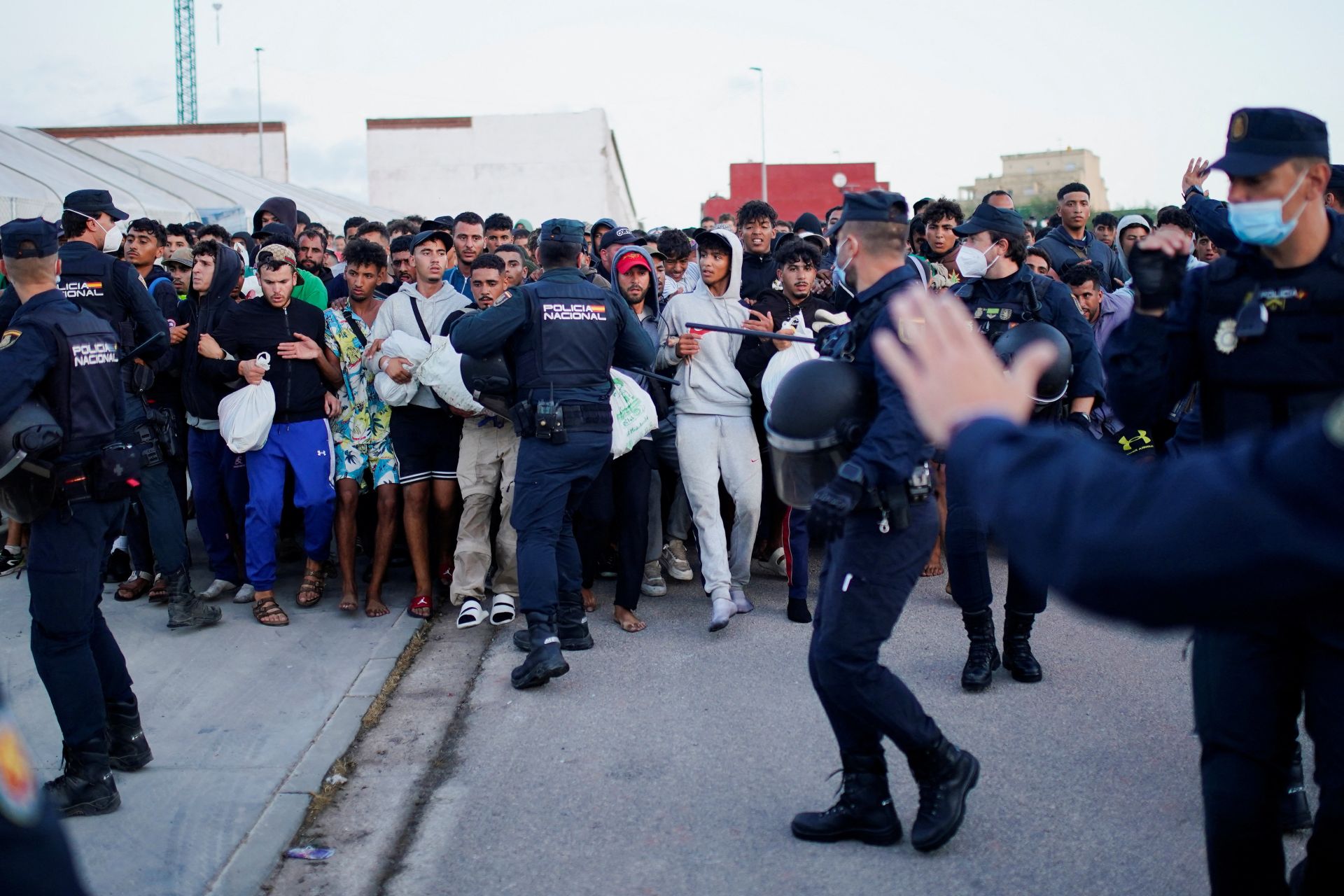La policía reubica a migrantes en Ceuta.