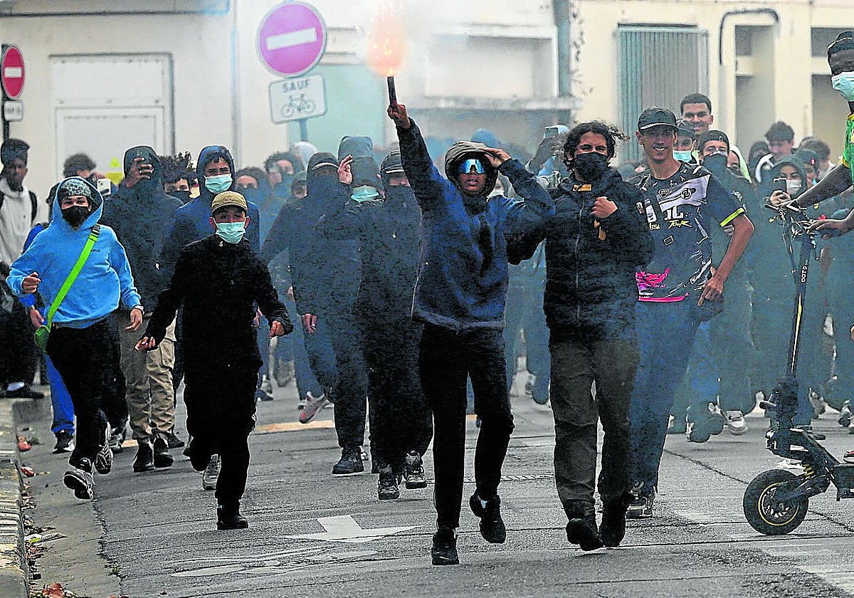 Padres y madres en las protestas estudiantiles de Francia: «Intentamos hacer de barrera entre los jóvenes y los antidisturbios»