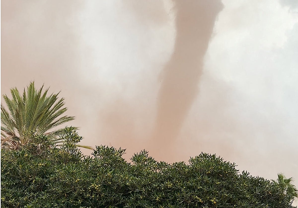 Imagen del tornado que afectó a Marsala.