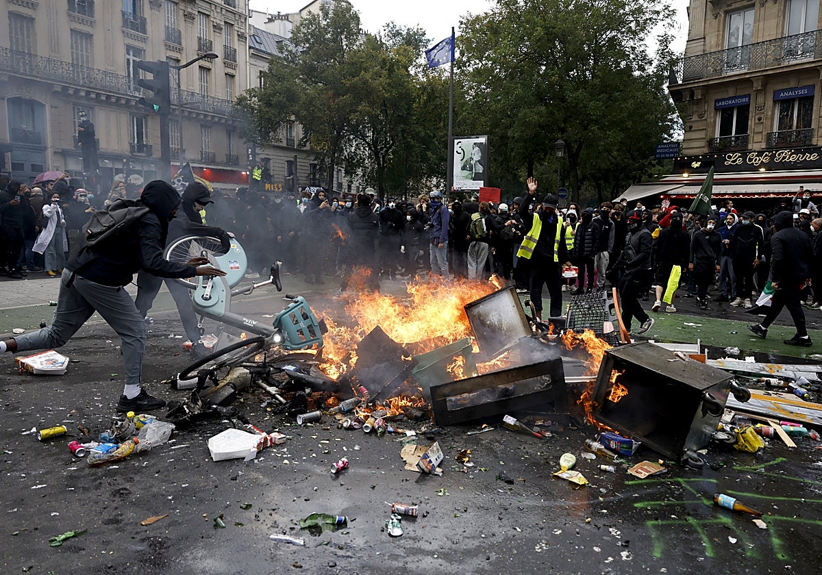 La indignación por el alto coste de la vida incendia las calles de Francia