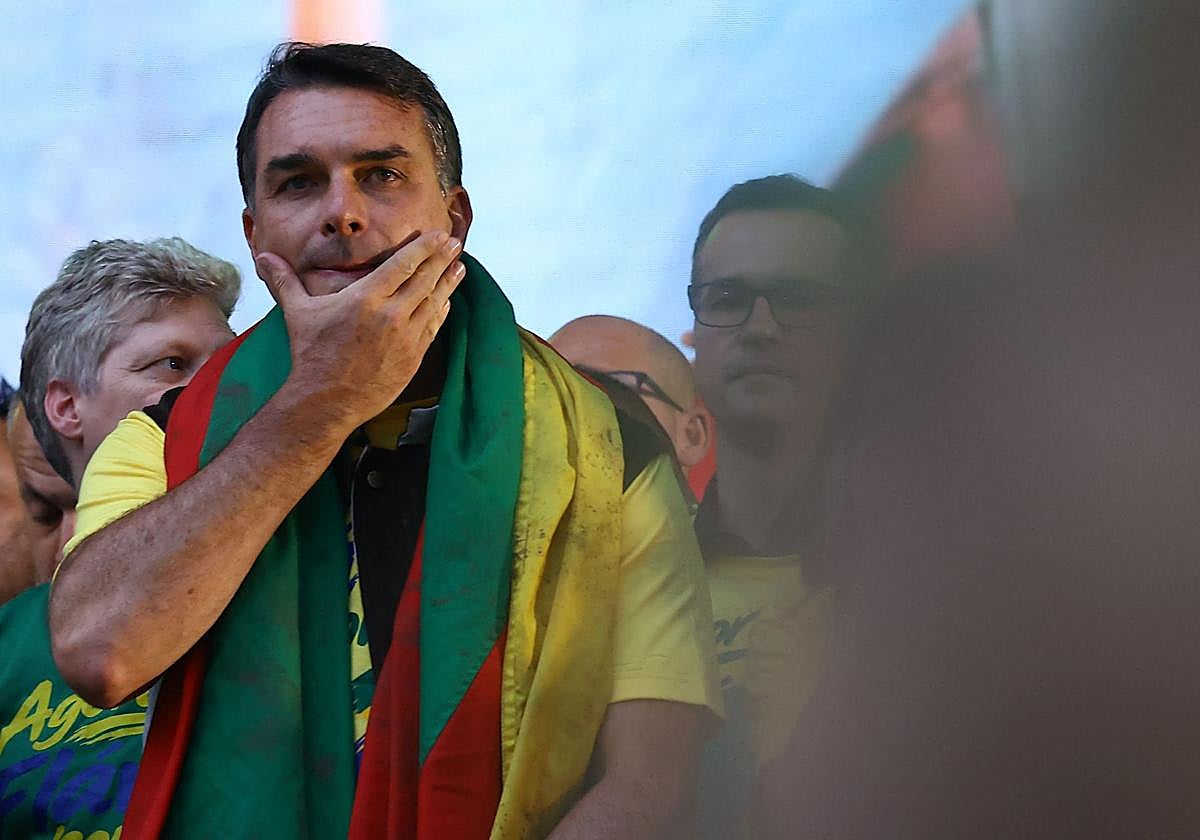 ¿Huyó Flávio Bolsonaro de la justicia brasileña?