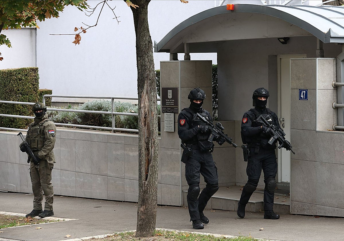 Joven armado muere tras atacar a policía en Belgrado