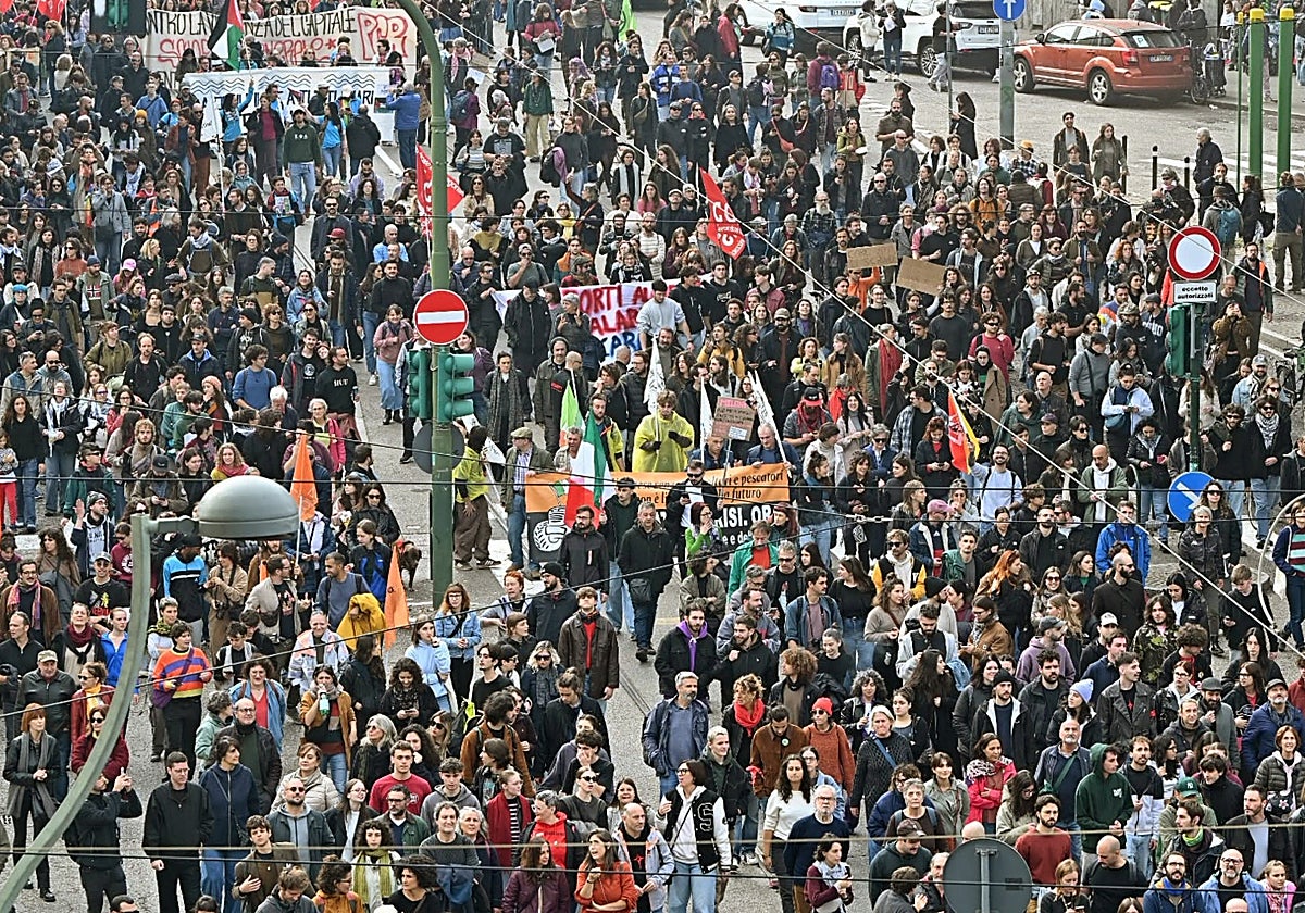 Cientos de miles de personas se unen en una huelga general en Italia contra el coste de la vida y el rearme