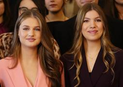 Leonor y Sofía asumen el protagonismo sin los reyes: reciben en audiencia a los galardonados con los Premios Fin de Grado 2025