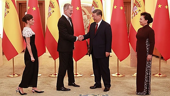 De un móvil del presidente de China a una máscara funeraria de Tutankamón, los regalos a la Familia Real en 2025