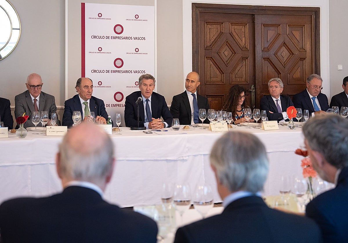 Feijóo sugiere que un trabajador de baja cobre menos y Sánchez le responde que «los derechos no se recortan»