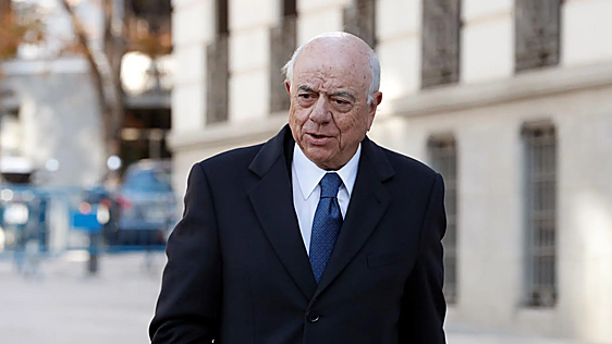 El juez sienta en el banquillo al BBVA, a su expresidente Francisco González y a otras 14 personas por los encargos a Villarejo