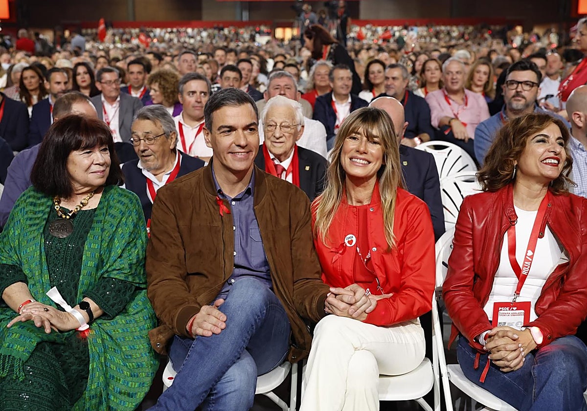 El presidente del Gobierno, Pedro Sánchez y su mujer, Begoña Gómez, en el último congreso del PSOE