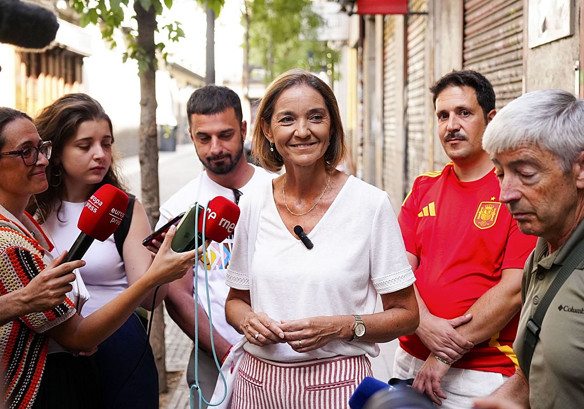 Reyes Maroto atiende a los medios este domingo tras votar para las primarias del PSOE al Ayuntamiento de Madrid.