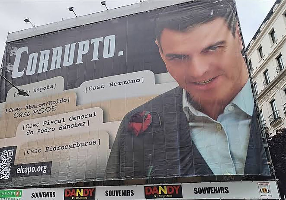 Sánchez recurre el archivo de la causa contra HazteOír por la lona que le llamaba «corrupto»