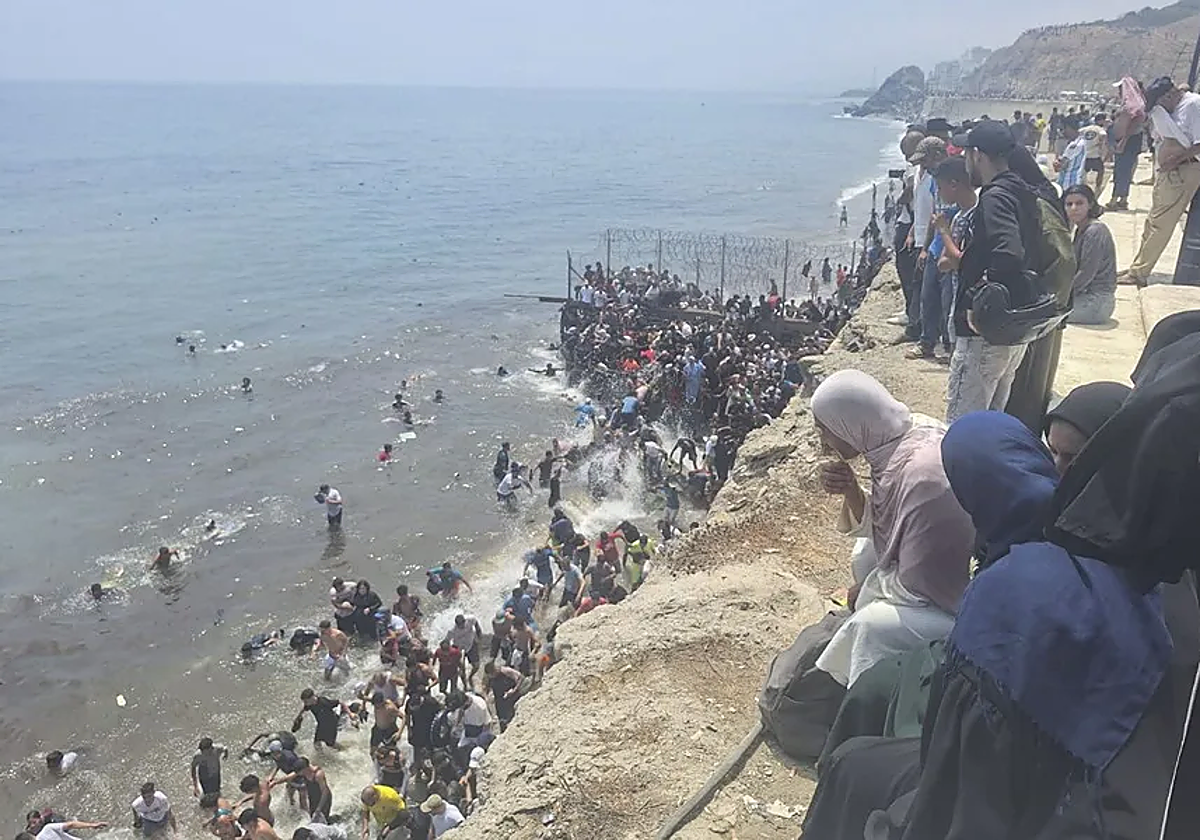 España y Marruecos acuerdan «agilizar los trámites» para devolver cuanto antes a los inmigrantes que han entrado en Ceuta