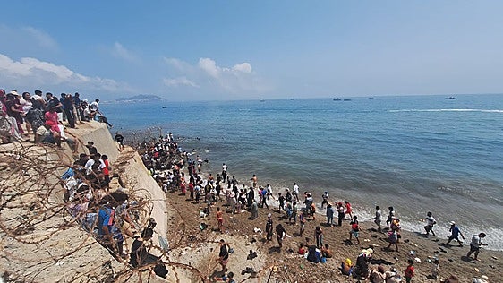 El Gobierno colocará boyas en el mar para cumplir con el Supremo y poder devolver migrantes 'en caliente'