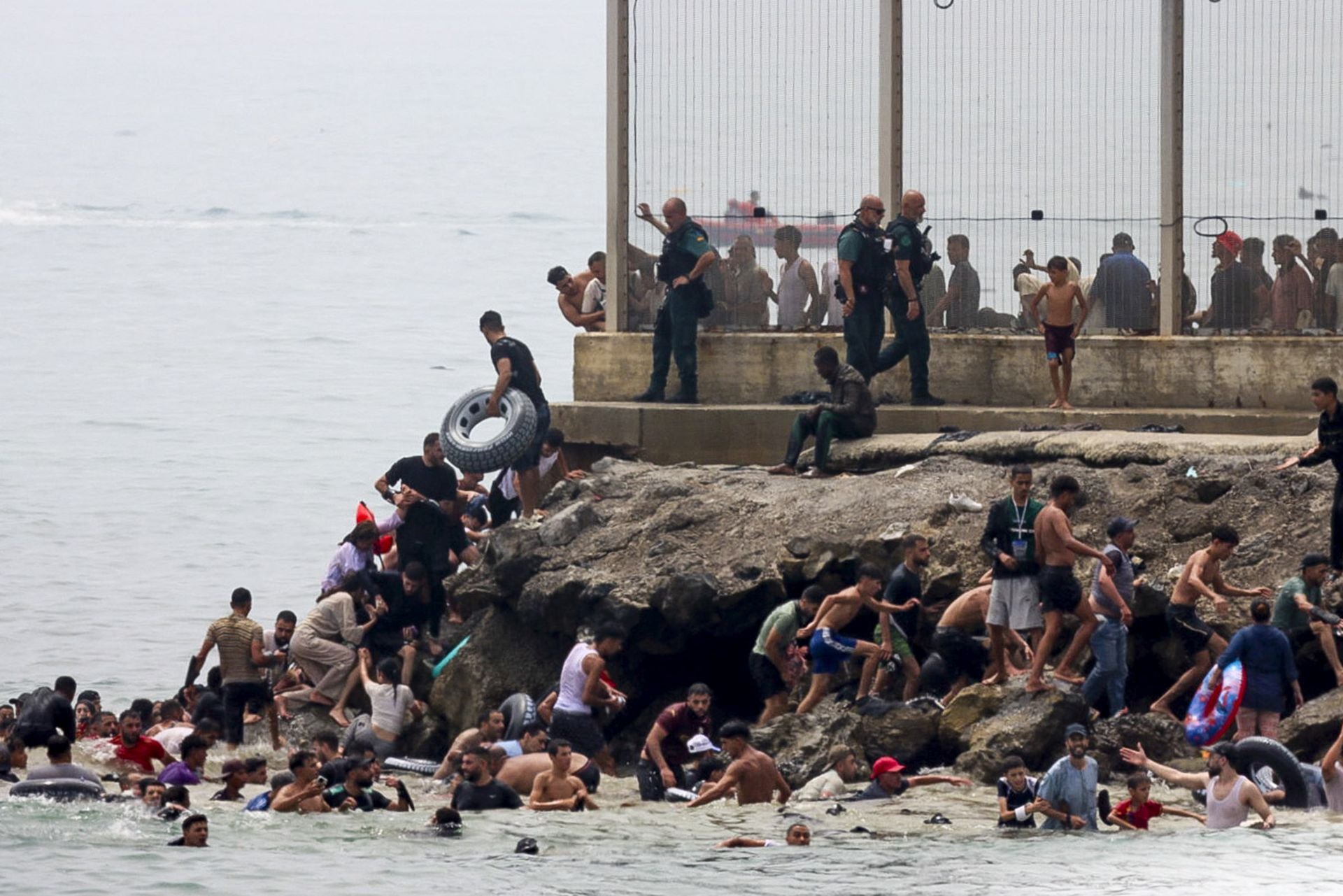 Directo | Se eleva a 57 el número de migrantes fallecidos en la frontera de Ceuta