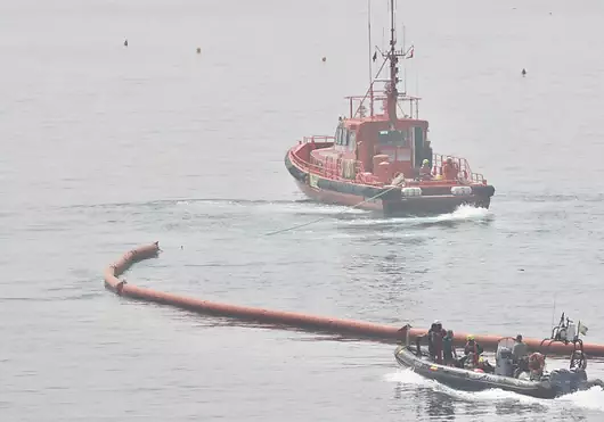 Labores de instalación de la nueva barrera de boya flotante del Ministerio del Interior en el Tarajal