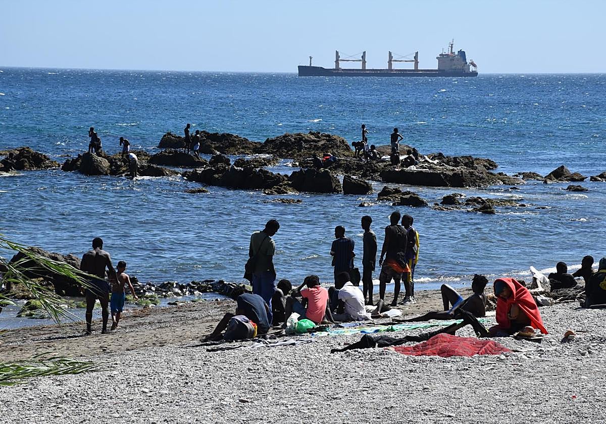 Varias personas en la playa del Trampolín, en Ceuta.