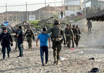 Un militar acompa&ntilde;a de regreso a Marruecos a uno de los asaltantes del per&iacute;metro de Ceuta