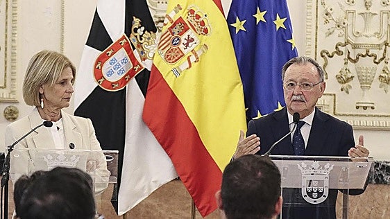 La presidenta de la FEMP cede a Vivas su puesto en el Comité Europeo de las Regiones para informar de la crisis de Ceuta