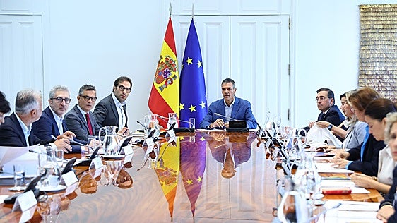 El Gobierno llama a frenar la violencia en Ceuta y exige al PP que sea «contundente» en su condena