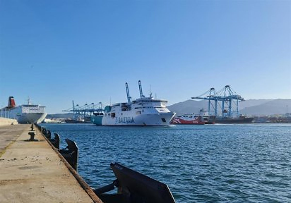 El Gobierno coloniza el puerto de Ceuta para ubicar a más de 1.000 migrantes pese a la resistencia de Vivas