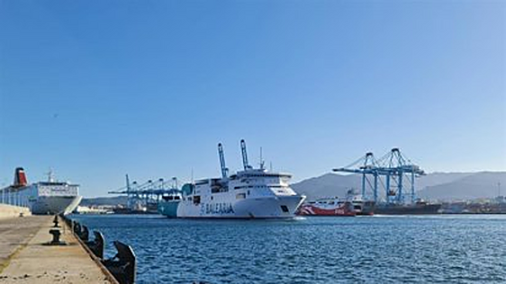 El Gobierno coloniza el puerto de Ceuta para ubicar a más de 1.000 migrantes pese a la resistencia de Vivas