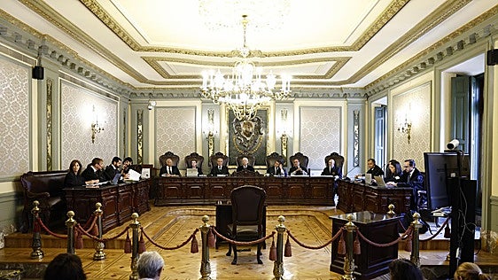 El Supremo suspende las inscripciones en el censo electoral por la ley de nietos