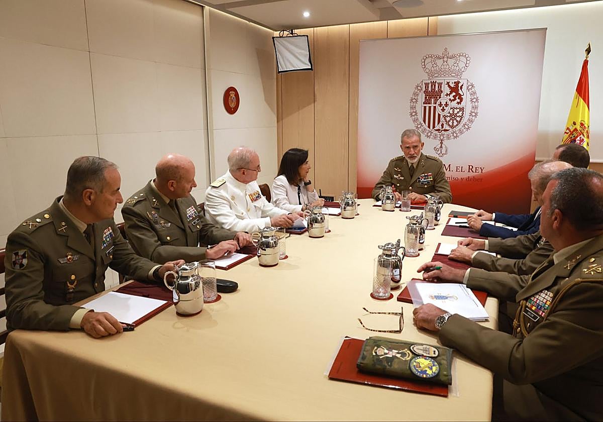 El Rey se reúne con Robles y la cúpula militar para evaluar la situación de Ceuta