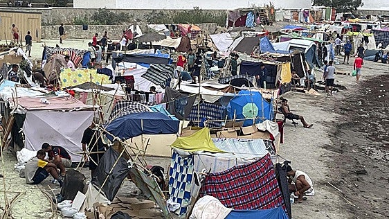 Los migrantes extienden su asentamiento en Ceuta con más de 100 chabolas en la playa de Benítez junto al Trampolín