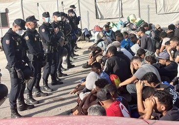 Traslado de migrantes por parte de agentes de la Policía Nacional en Ceuta.