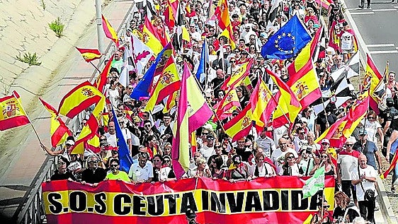 Miles de ceutíes marchan al Tarajal para exigir el blindaje de la frontera