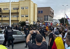 Altercados en el puerto de Ceuta contra la llegada de integrantes del grupo Negu Gorriak.
