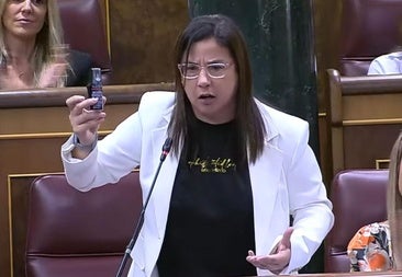 La diputada del PP, Ana Vázquez, muestra un espray gas pimienta.