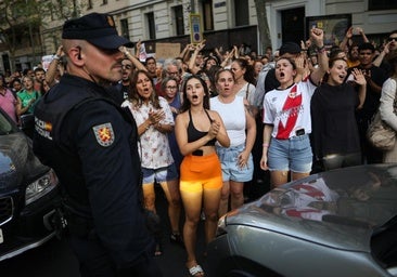Decenas de personas durante una concentración frente al ático de Chamberí tras el desahucio de Maricarmen.