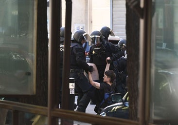 La Policía Nacional saca a un activista del portal de Maricarmen.