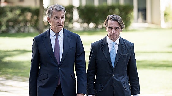Aznar contrapone el patriotismo de Feijóo al de Abascal: «No le hace falta disfrazarse de capitán de los tercios para presumir de ser español»