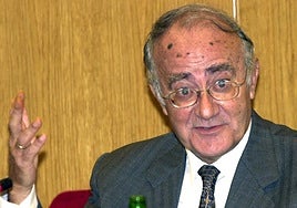 l expresidente del Tribunal Supremo y del Consejo General del Poder Judicial (CGPJ) Javier Delgado, en una foto de archivo tomada en 2001.