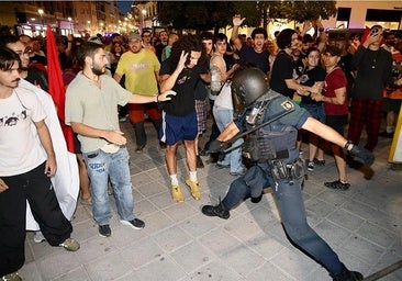 Disturbios en la concentración de Valladolid contra la empresa que desahució a Maricarmen