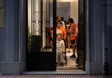 Maricarmen Abascal abandonando su vivienda por el desahucio el pasado miércoles.