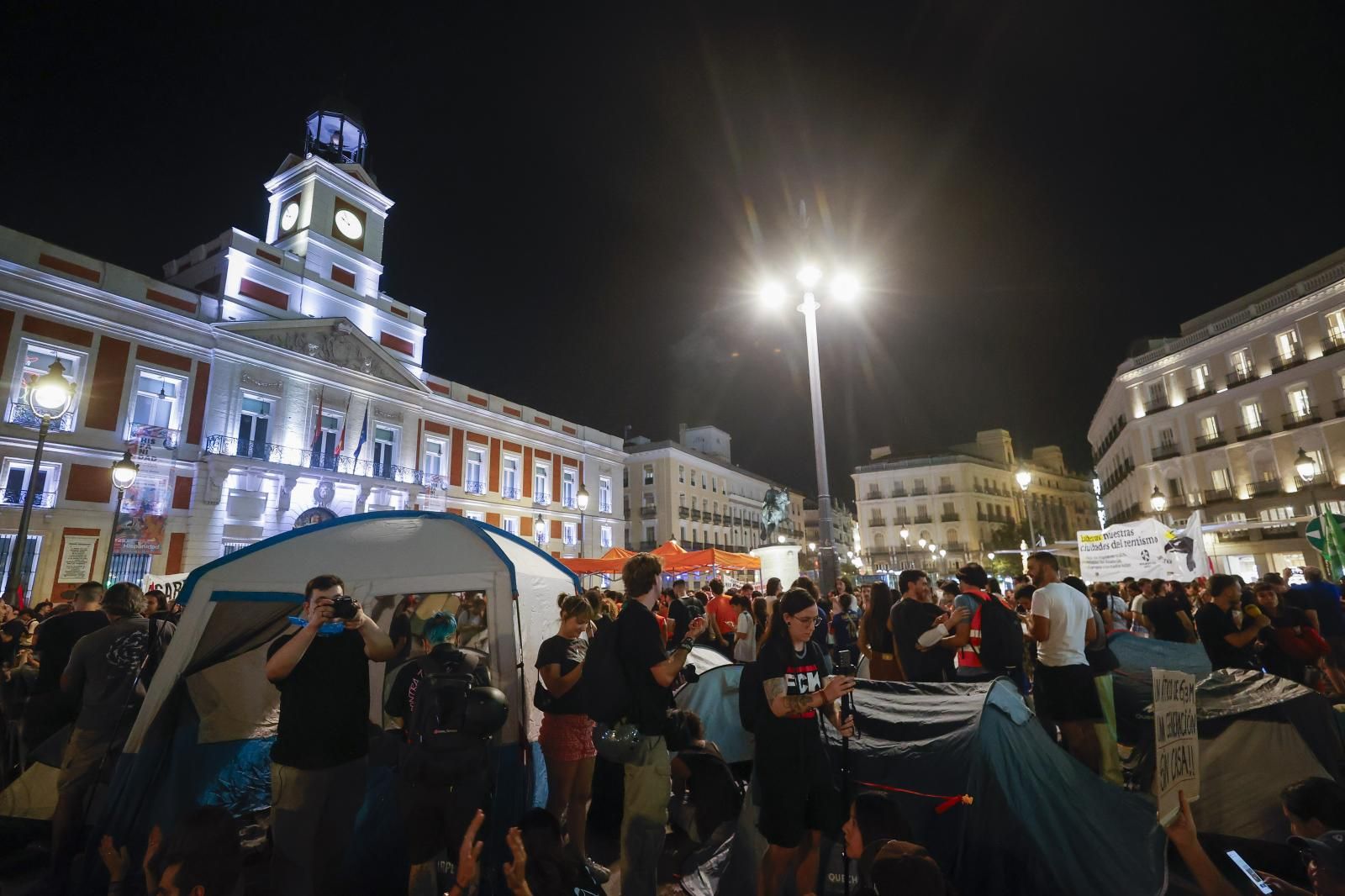 Acampada en Sol tras la marcha del Sindicato de Inquilinas en Madrid.