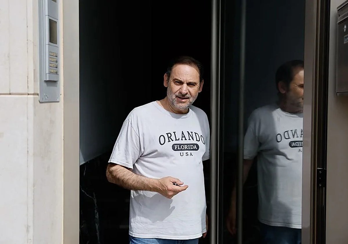 José Luis Ábalos a en su casa de Valencia instantes después del registro de la UCO en su vivienda en 2025