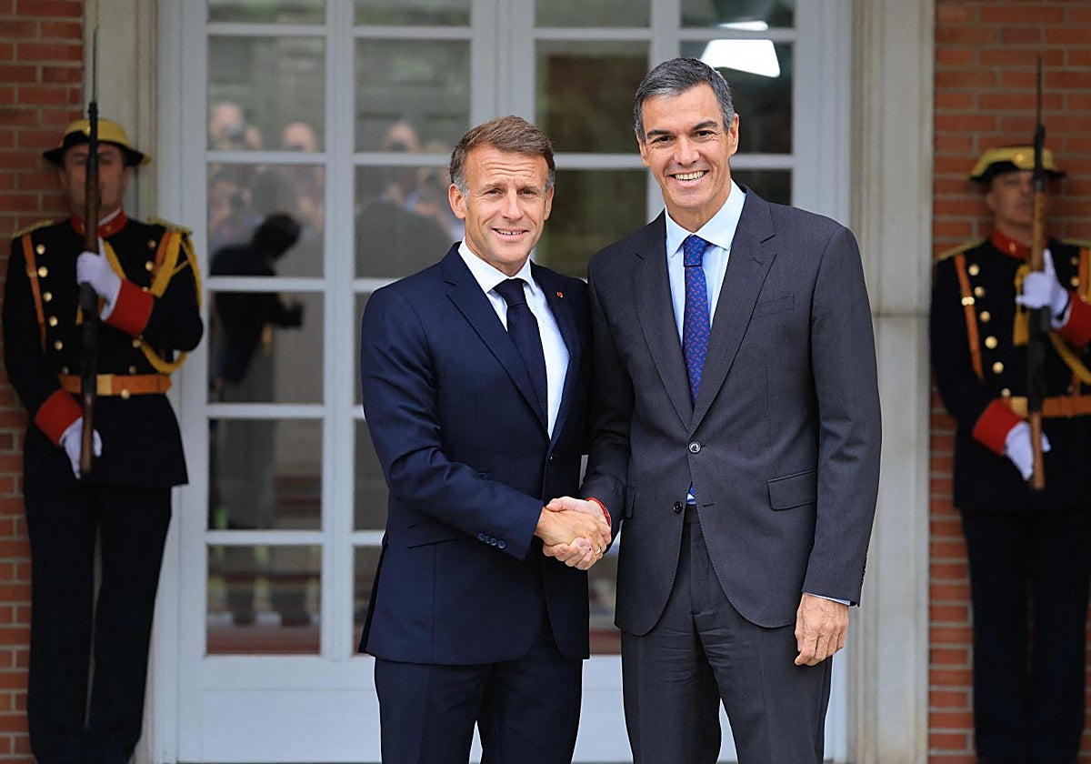 Sánchez pide disculpas a Macron por el portazo del PP al Tratado de Amistad con Francia