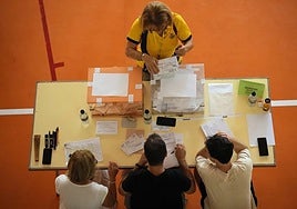 Llegada de papeletas de votos a una mesa electoral