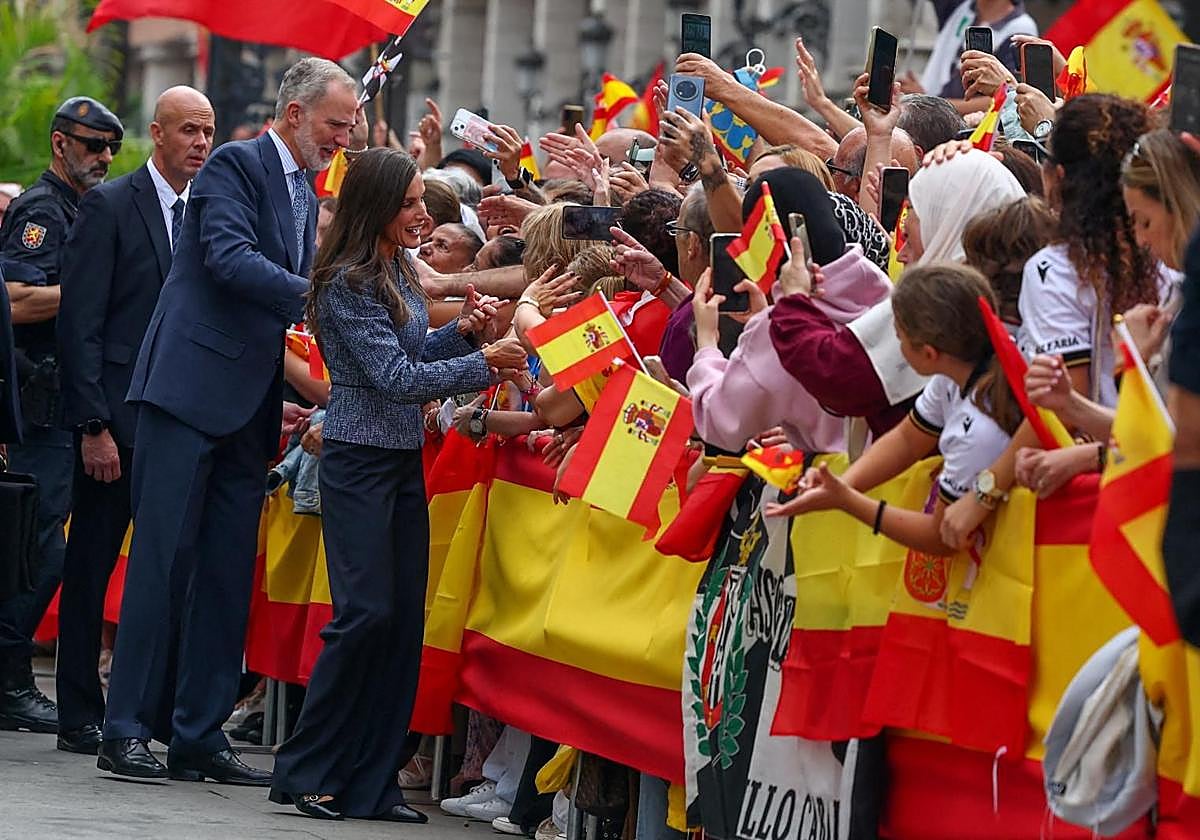 Los Reyes se dan un baño de masas en Ceuta ante un pueblo entregado