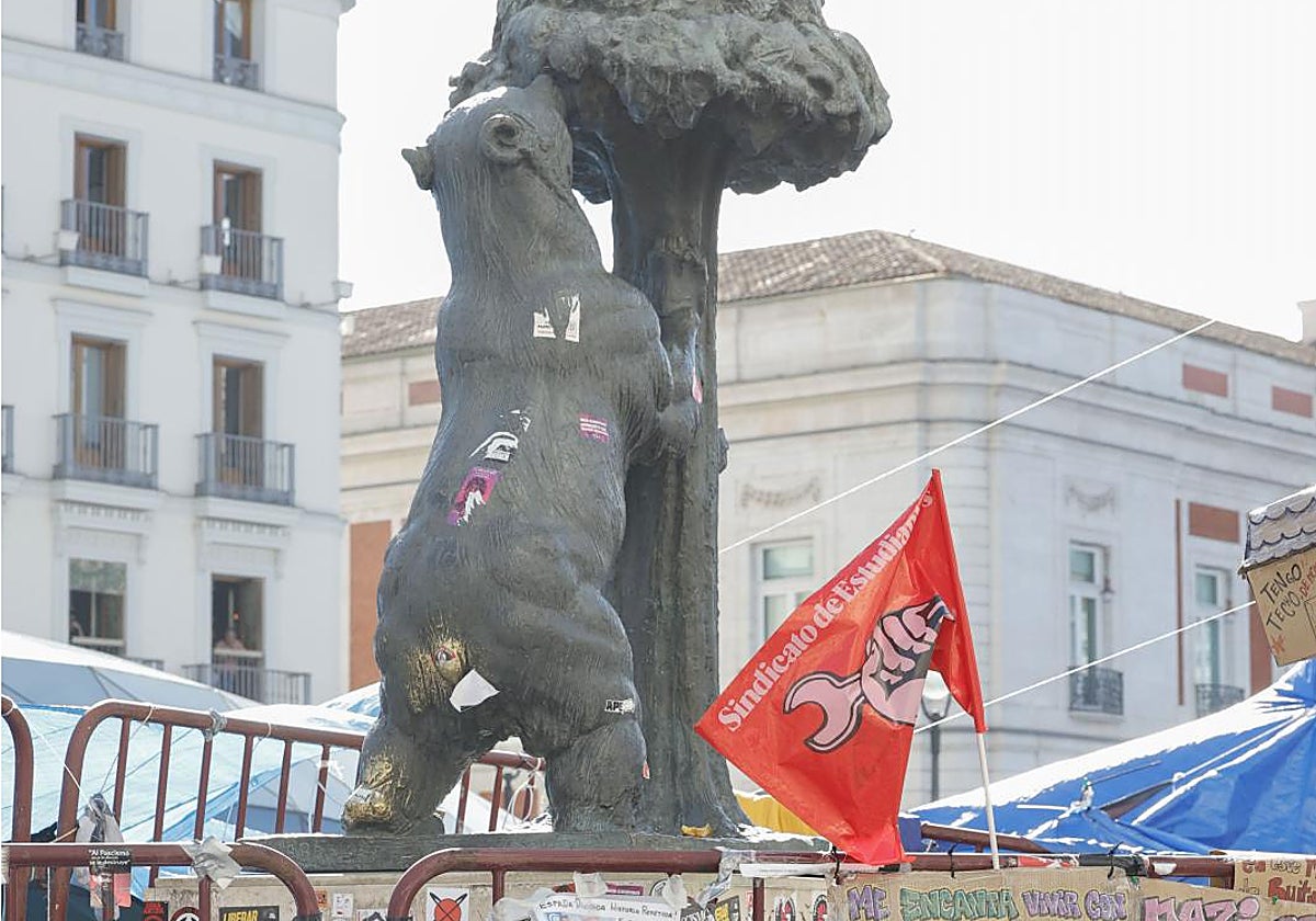 La Comunidad de Madrid denuncia posibles delitos de odio contra Ayuso en la acampada de Sol