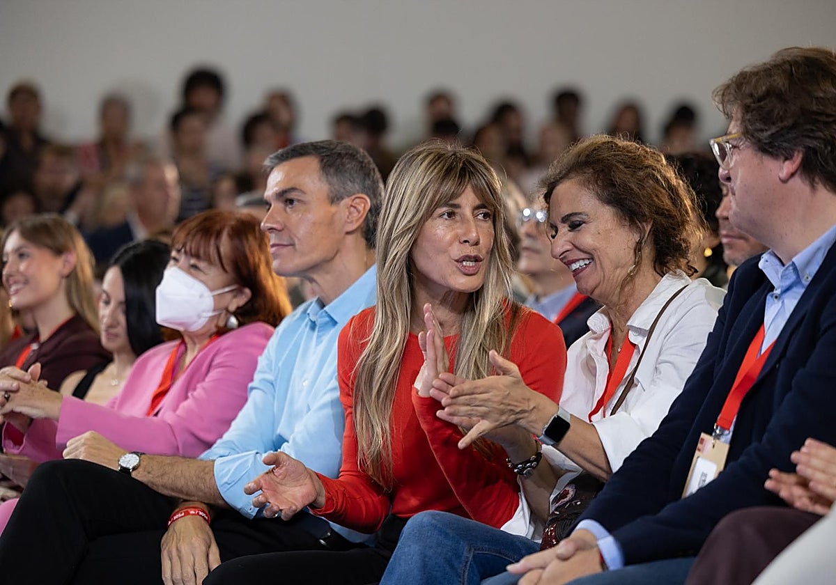 Begoña Gómez, en un mitin del PSOE junto a Pedro Sánchez