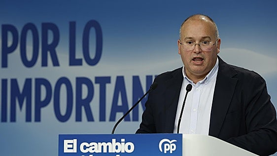 El PP vincula la dimisión del delegado del Gobierno en Madrid con las sospechas sobre la financiación de las primarias de Sánchez