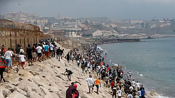 Interior admite ahora ante la jueza que hubo tres alertas sobre el asalto a Ceuta pero insiste en que nadie le advirtió de su magnitud