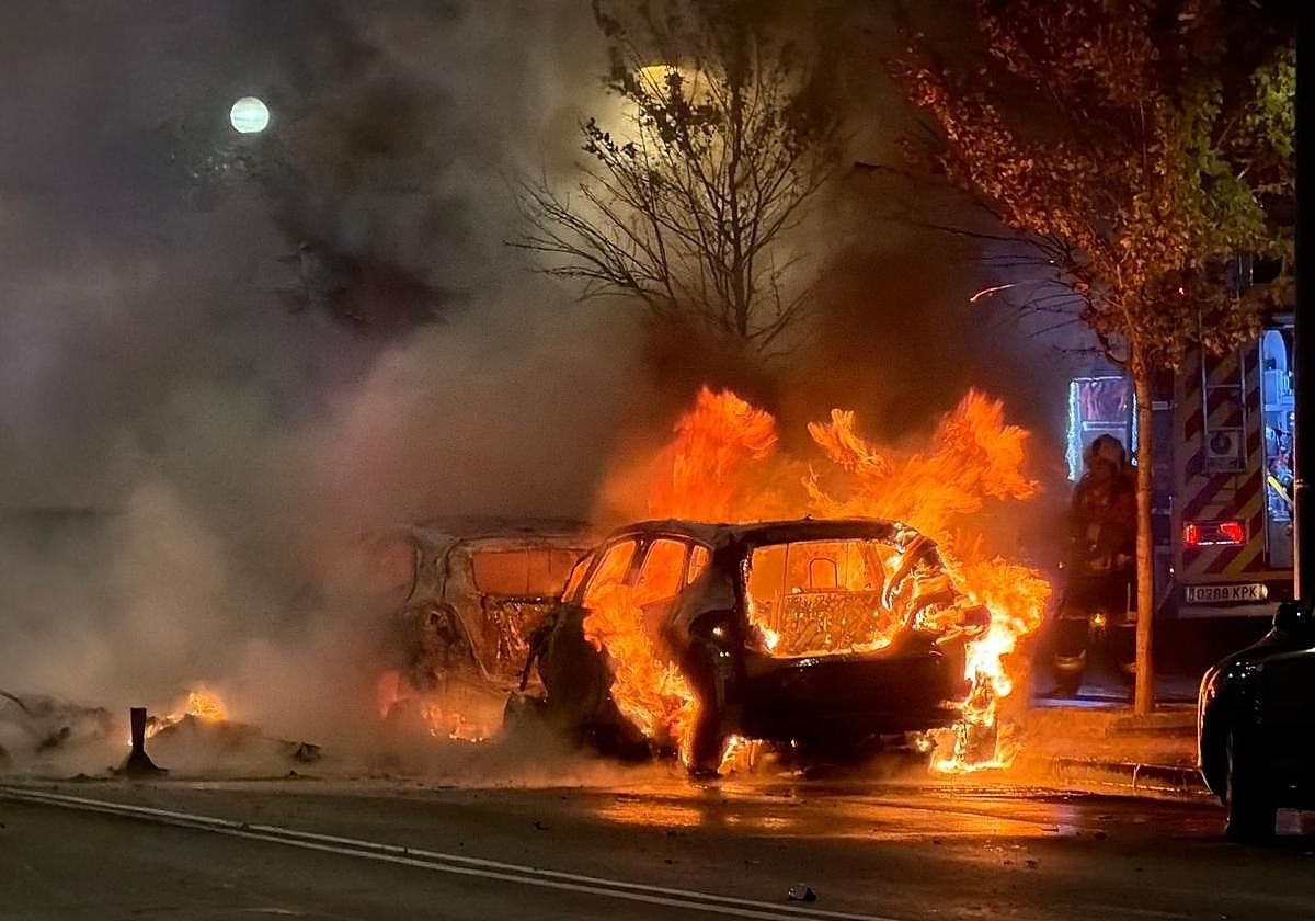 Jóvenes radicales siembran el caos y se adueñan del centro de Bilbao con barricadas de fuego